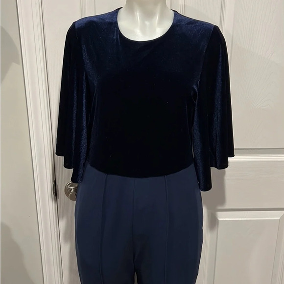 Black Halo navy flutter sleeve velour top jumpsuit size 12 - Picture 3 of 10
